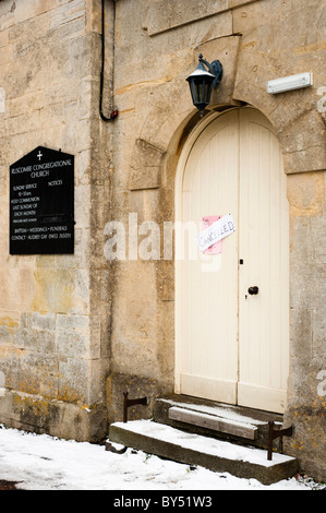 "Annulliert" Schild an der Tür einer Kirche im winter Stockfoto