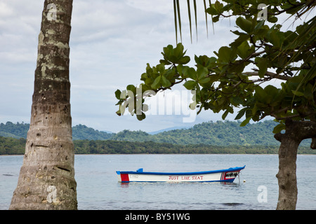 Kleines Fischerboot vor Anker direkt am Strand in Puerto Viejo de Talamanca, Provinz Limon, Costa Rica. Stockfoto