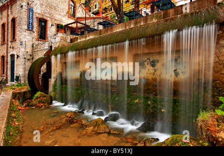 Griechenland, Livadia, Voiotia Präfektur. Ein kleiner Wasserfall und eine alte Wassermühle in der malerischen Gegend von Kria, Federn Stockfoto