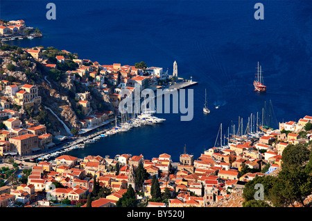 Griechenland, Insel Symi, Dodekanes. Panoramablick auf Gyalos, Hauptstadt und Haupthafen der Insel. Stockfoto