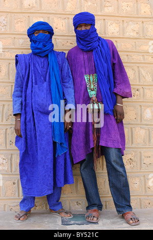 Zwei Tuareg Jugendliche posiert vor einer Wand. Timbuktu, Mali Stockfoto