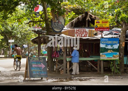 Straßenhändler, die Einrichtung Shop am Morgen vom Hotel Puerto Viejo in Puerto Viejo de Talamanca, Costa Rica. Stockfoto