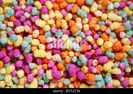 Regenbogen fällt von oben auf einem weißen wieder Boden Stockfoto