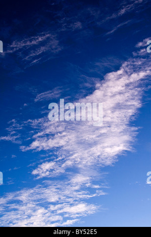 Dramatischen Wolkenformationen am Himmel an einem sonnigen Wintertag über Dundee.UK Stockfoto