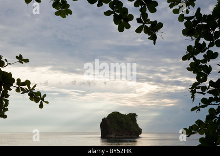 Sonne durch die Wolken vor Playa Cocles am Punta Cocles in Puerto Viejo, Costa Rica. Stockfoto