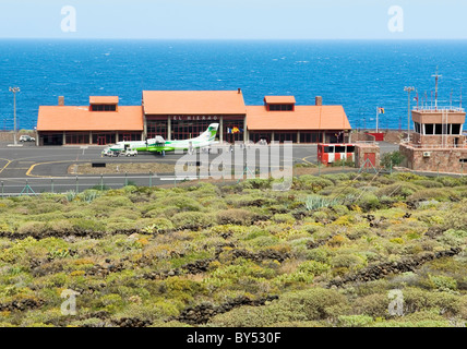 Aeropuerto de Los Cangrejos, El Hierro, Kanarische Inseln, Spanien. Flugzeug von Binter Canarias, die Kanarischen Inseln Airline am Start-und Landebahn Schürze Stockfoto