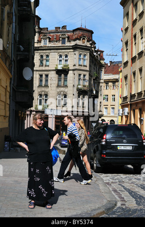Straßenecke in der Altstadt von Lemberg, Ukraine Stockfoto