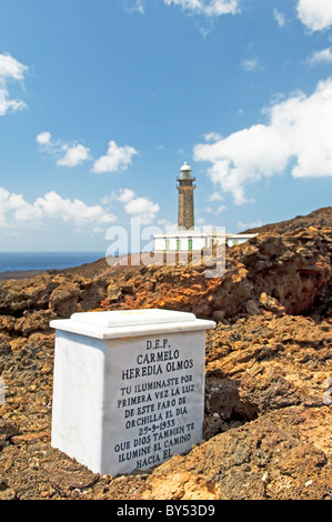 El Hierro, Kanarische Inseln, Spanien. Faro de Orchilla Leuchtturm an der Westspitze der Insel. Denkmal für eines der Leuchtturmwärter Stockfoto
