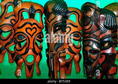 Holz geschnitzte Masken zum Verkauf als Andenken auf dem Markt. Cape Town, Südafrika. Stockfoto