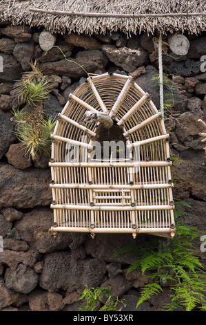 Ecomuseo de Guinea. El Hierro, Kanarische Inseln, Spanien. Dach Thatch, schwarze vulkanische trocken Bauernhaus aus Stein Wand und Vogelkäfig Stockfoto