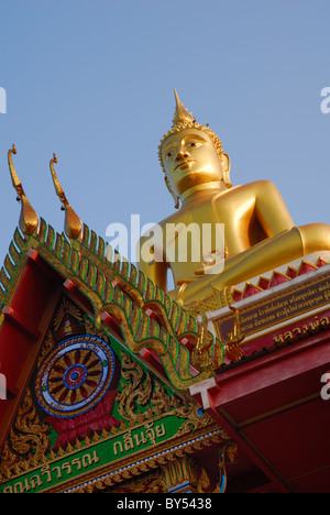 Goldenen Buddha im Tempel Lamduan bei Nong Khai in Thailand Stockfoto