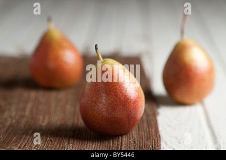 Drei forelle Birnen in einer einfachen Umgebung Stockfoto