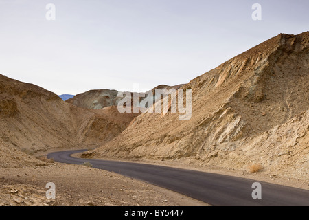 Die Straße schlängelt sich durch die bunten schwarze Berge entlang Artists Drive in Death Valley Nationalpark, Kalifornien, USA. Stockfoto