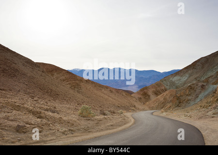 Die Straße schlängelt sich durch die bunten schwarze Berge entlang Artists Drive in Death Valley Nationalpark, Kalifornien, USA. Stockfoto