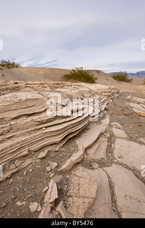 Getrocknete Schwundrissen in der alten Gewässergrund von den Mesquite flache Sanddünen im Death Valley Nationalpark, Kalifornien, USA. Stockfoto