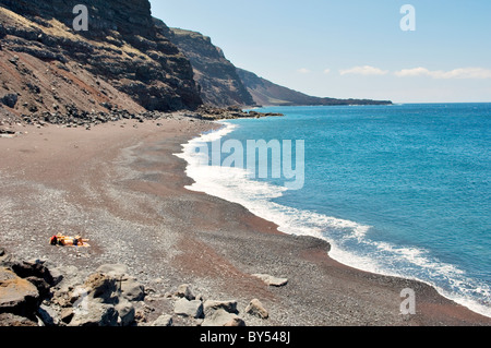 El Hierro, Kanarische Inseln. Die rote schwarze vulkanischen Sandstrand der Playa del Verodal ist das größte auf der Insel Stockfoto