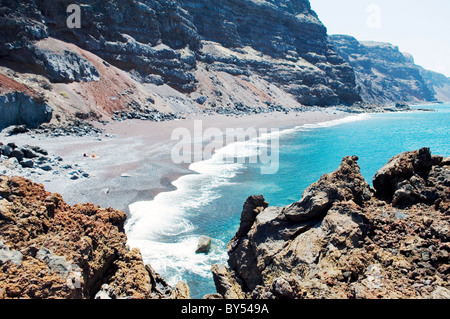 El Hierro, Kanarische Inseln. Die rote schwarze vulkanischen Sandstrand der Playa del Verodal ist das größte auf der Insel Stockfoto