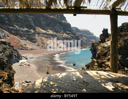 El Hierro, Kanarische Inseln. Die rote schwarze vulkanischen Sandstrand der Playa del Verodal ist das größte auf der Insel Stockfoto