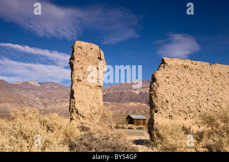 Ruinen von Frank "Shorty" Harris nach Hause mit dem Gefängnis im Hintergrund die Death Valley Geisterstadt von Ballarat, Kalifornien, USA. Stockfoto