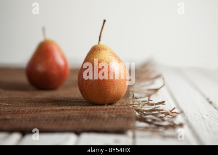 Zwei forelle Birnen in einer einfachen Umgebung Stockfoto