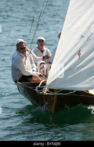 Mitglieder von Adtec Sailing Team Praxis im Hafen von Sydney, New South Wales, Australien. Stockfoto