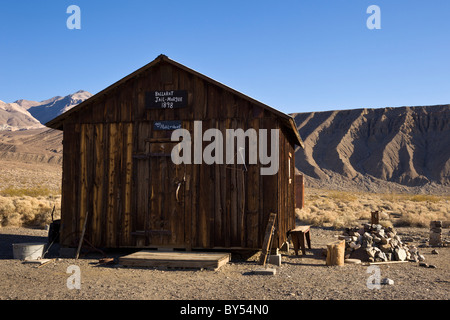 Ruinen der das Gefängnis und die Panamint Berge in den Death Valley Geisterstadt Ballarat, Kalifornien, USA. Stockfoto