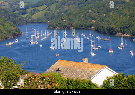 Yachten ankern am Punkt Pille auf dem Fluss Fowey mit den Dächern von Fowey im Vordergrund. Stockfoto