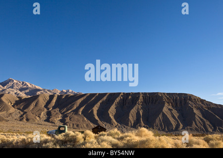 1942 Dodge Power Wagon von Charles Manson Familienmitglied "Tex" Watson mit dem Stadt-Gefängnis in der Geisterstadt Death Valley von Ballarat in Kalifornien verwendet. Stockfoto