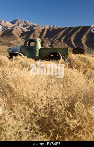 1942 Dodge Power Wagon von Charles Manson Familienmitglied "Tex" Watson mit dem Stadt-Gefängnis in der Geisterstadt Death Valley von Ballarat in Kalifornien verwendet. Stockfoto