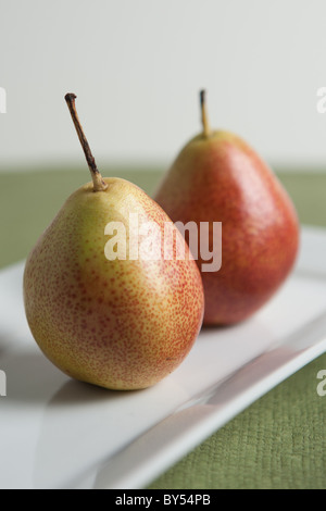 Zwei forelle Birnen in einer einfachen Umgebung Stockfoto