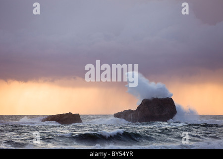 Ein stürmische Pazifischen Ozean stürzt gegen Felsen entlang der zentralen Kalifornien Küste in San Simeon. Stockfoto