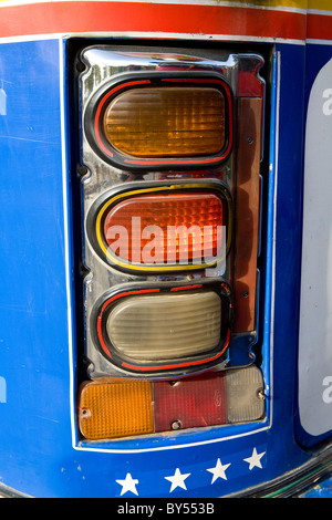 Drei farbenfrohe Bremslichter, Rücklichter auf der Rückseite eines Chiva oder Hühnerbus in Cartagena, Kolumbien. Stockfoto