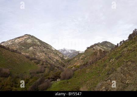 Schneebedeckte Berge im Los Padres National Forest entlang der kalifornischen Pacific Coast Highway in Big Sur, Kalifornien, USA. Stockfoto