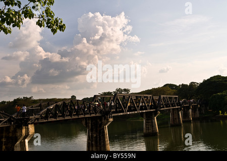 Ein Zug über die berühmte Brücke über den Fluss Kwai in Kancanaburi, Thailand. Stockfoto