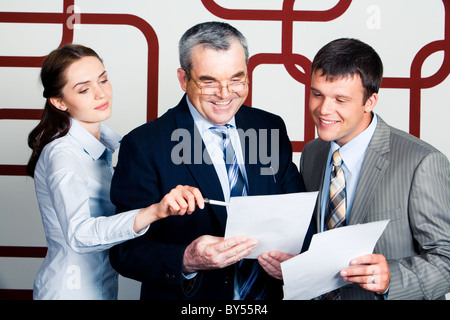 Porträt von glücklich Geschäftsleute die elegante Dame zeigt während der Sitzung in Dokument betrachten Stockfoto