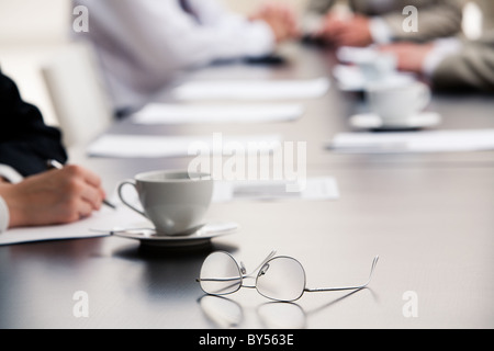 Bild der Gläser auf den Tisch gelegt, während eines Seminars Stockfoto