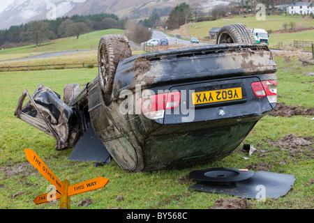 Ein BMW Auto stürzte auf dem Dach in der Mitte ein Feld nach dem Verlassen der Straße mit hoher Geschwindigkeit auf die A66 in der Nähe von Keswick Cumbria UK Stockfoto