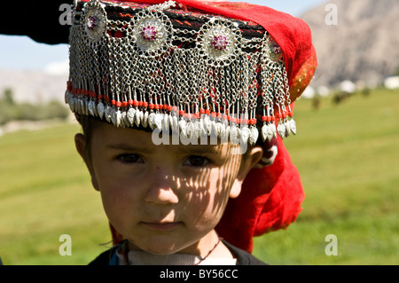 Porträt von einem netten tadschikischen Mädchen in der Nähe der Grenze zu Tadschikistan in China getroffen. Stockfoto