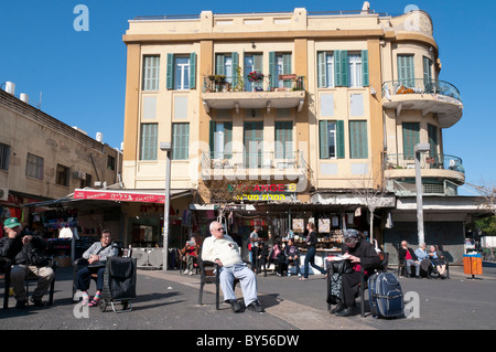Ältere Menschen genießen einen sonnigen Tag am Magen David Platz im Nahalat Binyamin Stockfoto