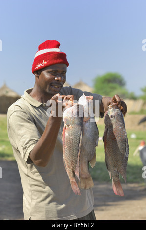 Mann, Verkauf von Fischen in einem Dorf in der Nähe von Lake Victoria Stockfoto