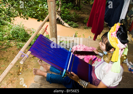 Eine Padong-Langhals-Frau in ihrem Dorf. Stockfoto