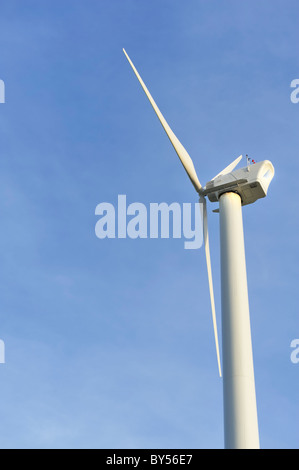 Seitenansicht der umweltfreundlichen Windenergieanlage gegen einen blauen Himmel. Nantucket, Massachusetts, USA Earth Day Green New Deal Sustainable Energy Concept Stockfoto