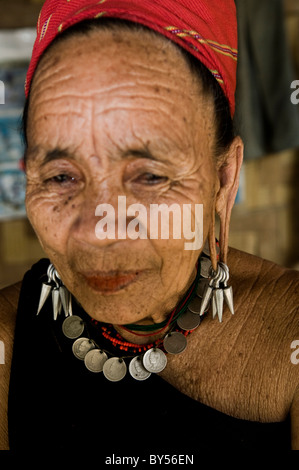 Ein Porträt einer Gayo Kayaw Karen-Frau in ihrem kleinen Flüchtling-Dorf auf der Thai-burmesischen Grenze genommen. Stockfoto