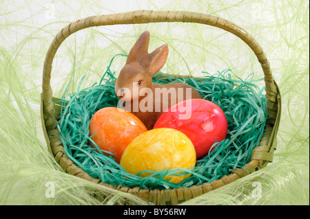 Ostereier im Nest mit bunny Stockfoto