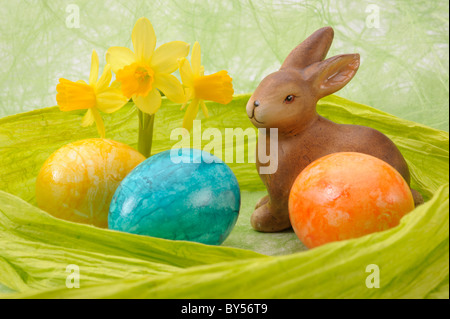 Ostereier im Nest und Bunny Stockfoto