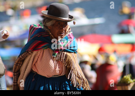 Bolivianische Frau in traditioneller Kleidung Stockfoto