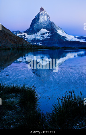 Scenery of Matterhorn peak reflected in Riffelsee Lake before dawn Stockfoto