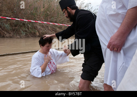 Heilige drei Könige Orthodoxe feiern an der Taufstelle des Qasr el Yahud. Fluss Jordan Stockfoto