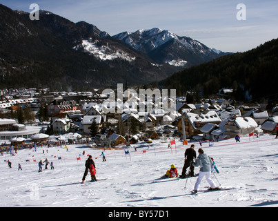 Blick auf das Dorf - Skigebiet Kranjska Gora in Slowenien. Stockfoto