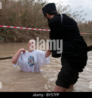 Heilige drei Könige Orthodoxe feiern an der Taufstelle des Qasr el Yahud. Fluss Jordan Stockfoto